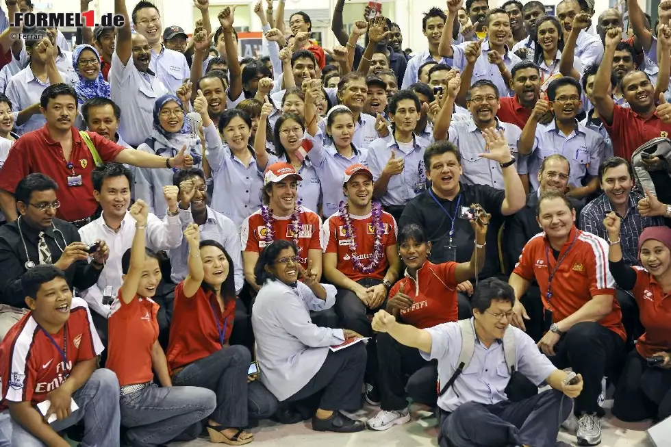 Foto zur News: Sponsorentermin mal anders: Eine Abordnung von Philip Morris Malaysia besuchte das Ferrari-Team - und wie man sehen konnte, hatten dabei auch Fernando Alonso und Felipe Massa eine Menge Spaß. Das ist nicht selbstverständlich, schließlich gelten nicht alle Formel-1-Stars als Liebhaber von PR-Verpflichtungen...