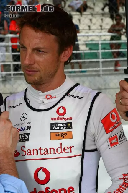 Foto zur News: Die Teams, die nicht kleckern müssen, leisten sich sogar eigene Kühlwesten, die die Fahrer zumindest ein paar Minuten lang abkühlen. Bei McLaren sind diese neuerdings sogar mit Sponsorenlogos versehen - Professionalität bis ins kleinste Detail!