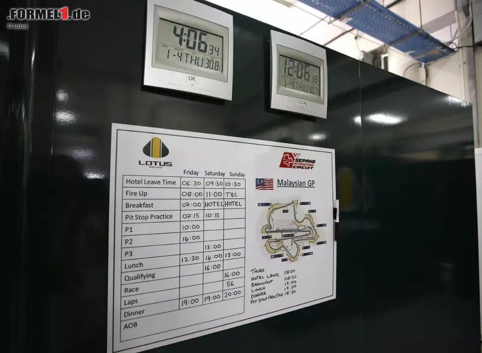 Foto zur News: Nützliche Spielereien in der Lotus-Box: Oben die Weltzeituhren mit der lokalen Zeit an der Rennstrecke und der Zeit in der Fabrik im britischen Norfolk, unten eine Tabelle mit den wichtigsten Terminen sowie eine Streckenskizze. Da kann niemand mehr zu spät kommen!