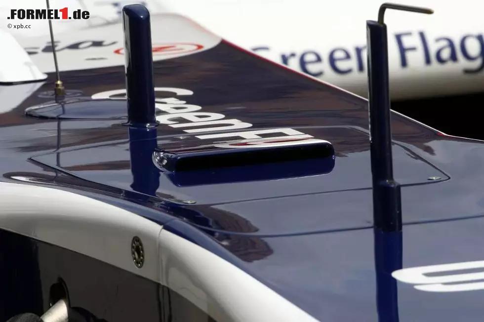 Foto zur News: Williams ist das dritte Team nach McLaren und Sauber, das ein F-Schacht-System entwickelt und eingesetzt hat. Hier zu sehen ist der Kanal, durch den Luft ins Cockpit geleitet wird. Hinter dem F-Schach-Konzept versteckt sich eine einfache, aber geniale Idee: Man fängt einen kleinen Luftstrom durch eine Öffnung im Chassis auf und leitet diesen über einen Kanal zum Heckflügel. Dort verursacht der Austritt aus dem Kanal einen Strömungsabriss, was mehr Höchstgeschwindigkeit bedeutet, aber Anpressdruck kostet. Allerdings ist der Luftstrom durch das Cockpit im Normalzustand unterbrochen.

Denn der Kanal im Cockpit verfügt über eine Öffnung, über die der Luftstrom im Normalfall Druck verliert, sodass der Anpressdruck für die Kurven am Heckflügel erhalten bleibt. Befindet sich das Auto jedoch auf einer Geraden, kann der Fahrer mit seinem Knie das Loch schließen und den Druck des Luftstroms erhöhen, was den Strömungsabriss am Heckflügel verursacht. Der Nutzen liegt schätzungsweise bei bis zu fünf km/h oder "drei bis vier Zehntel pro Runde", wie Mercedes-Teamchef Ross Brawn schätzt.