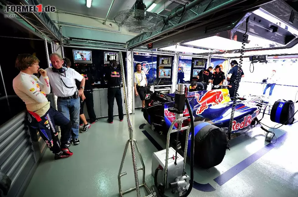 Foto zur News: Blick hinter die Kulissen bei Red Bull. Links unterhält sich Sebastian Vettel mit Red-Bull-Konsulent Helmut Marko, während die Mechaniker das Auto für den nächsten Run vorbereiten oder am Computer Daten studieren. Nur der Renault-Ingenieur in der Mitte scheint nicht recht zu wissen, was er tun soll...