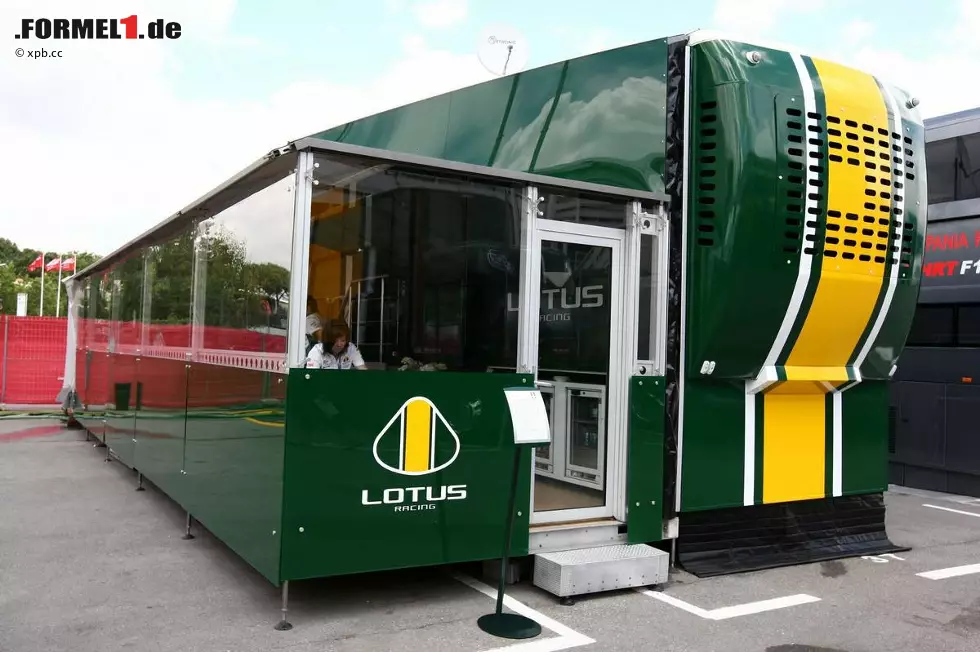 Eher spartanisch präsentiert sich das Lotus-Team in der Boxengasse. Aber: Zum 500. Lotus-Grand-Prix in Valencia will Teamchef Tony Fernandes eine neue Hospitality präsentieren. Foto zur News: Eher spartanisch präsentiert sich das Lotus-Team in der Boxengasse. Aber: Zum 500. Lotus-Grand-Prix in Valencia will Teamchef Tony Fernandes eine neue Hospitality präsentieren.
