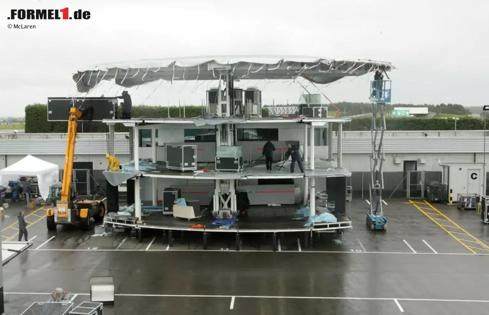 Der Preis für das schönste Motorhome geht damit an diesem Wochenende an McLaren. Dieses Foto zeigt, wie komplex der Aufbau des "Brand-Centers" ist, wie die mobile Heimat von Lewis Hamilton und Jenson Button genannt wird. Foto zur News: Der Preis für das schönste Motorhome geht damit an diesem Wochenende an McLaren. Dieses Foto zeigt, wie komplex der Aufbau des "Brand-Centers" ist, wie die mobile Heimat von Lewis Hamilton und Jenson Button genannt wird.