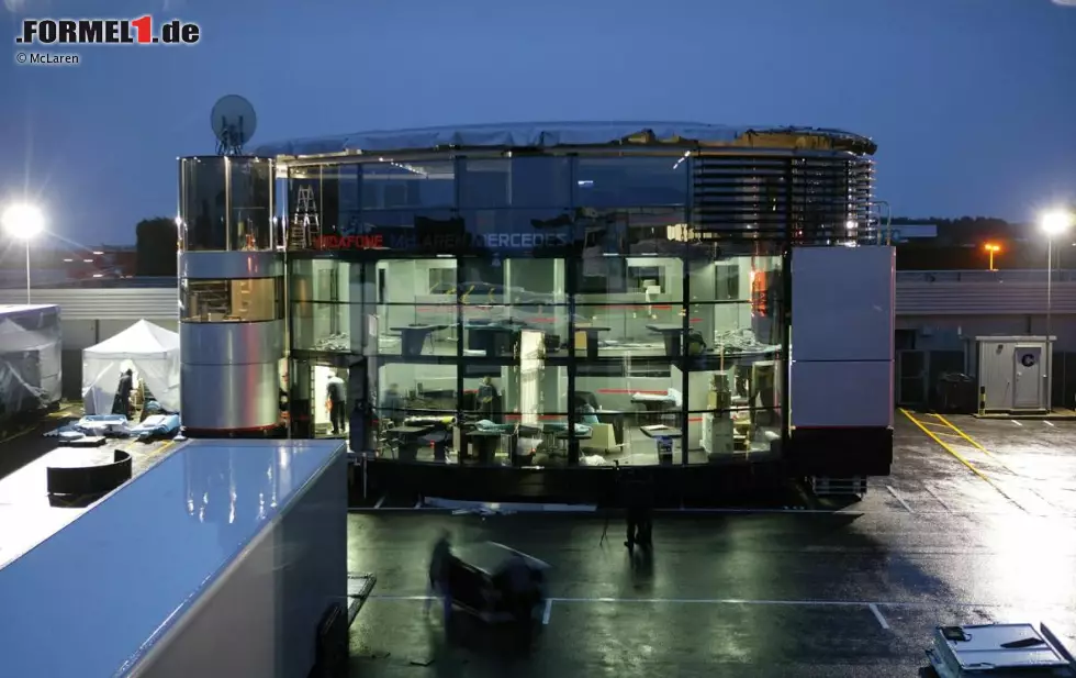 Foto zur News: Und so sieht das "Brand-Center" von außen aus, wenn es voll aufgebaut ist. Nicht ganz so hip wie Red Bulls Energy-Station II, aber eben typisch McLaren, voll durchgestylt.