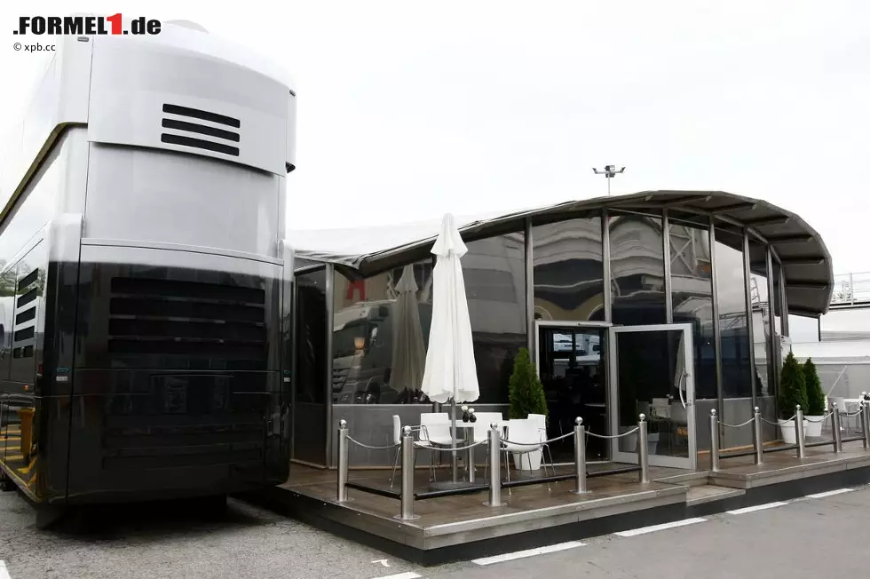 Foto zur News: Ungewöhnlich "klein" das Motorhome von Mercedes, aber das hat einen Grund: Die brandneue Hospitality, die auf 19 LKWs transportiert wird und fünf Tage Aufbauzeit erfordert, feiert erst in Monte Carlo Weltpremiere. Da war es naheliegend, das DTM-Motorhome auszuleihen, schließlich fährt die beliebteste Tourenwagenserie Europas demnächst ohnehin auch in Spanien.