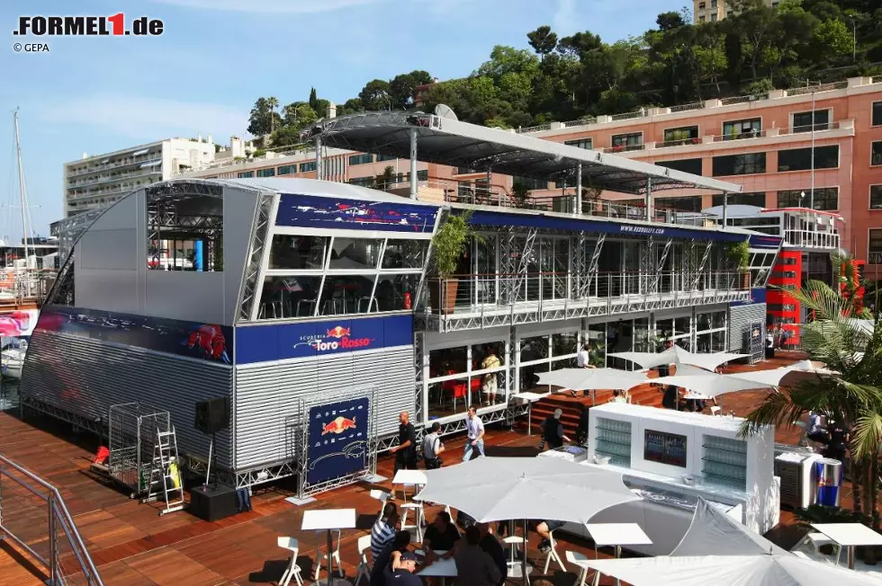 Der "große Bruder", die Energy-Station II, wird derzeit schon in Monte Carlo aufgebaut, wo sich Red Bull nächste Woche von der besten Seite präsentieren will. Foto zur News: Der "große Bruder", die Energy-Station II, wird derzeit schon in Monte Carlo aufgebaut, wo sich Red Bull nächste Woche von der besten Seite präsentieren will.