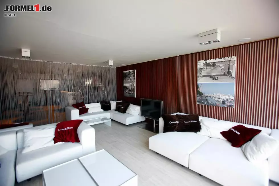 Foto zur News: Und wem es bei den üblichen Red-Bull-Partys zu laut wird, der kann sich in einen etwas ruhigeren Raum zurückziehen. Diese Lounge ist allerdings VIPs vorbehalten.