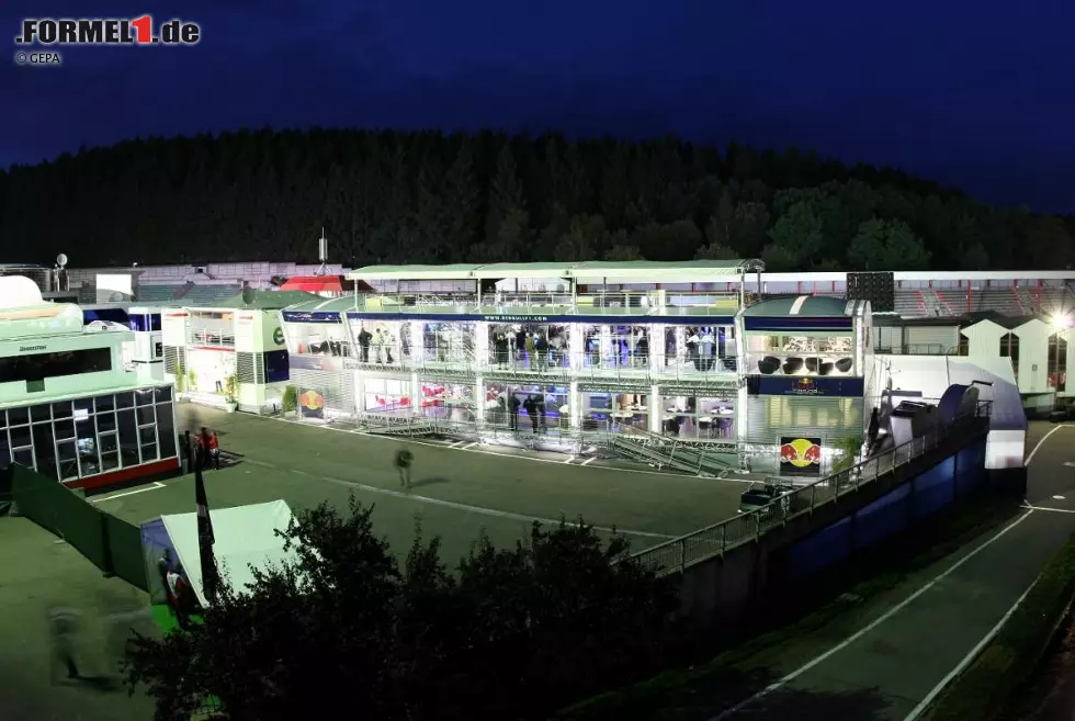 Foto zur News: Die Energy-Station II bei Nacht.
