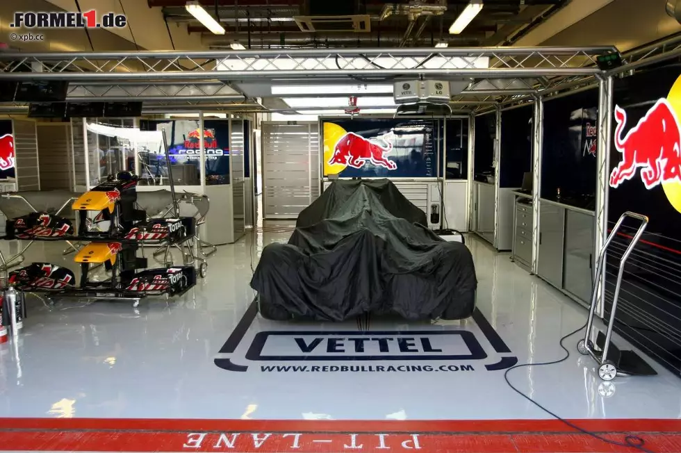 Foto zur News: Kurier (Österreich): "Doktortitel für den Vettel-Studenten. Vettel machte den Erfolg des Red-Bull-Teams perfekt. Österreich jubelt mit."