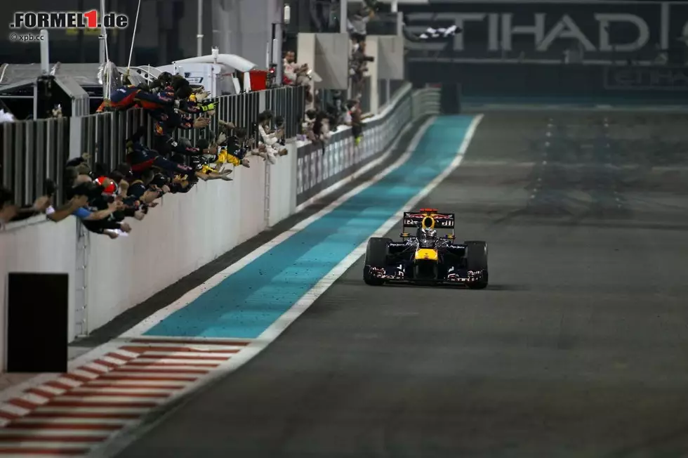 Foto zur News: El Pais (Spanien): "Ferrari und Alonso werfen alles über Bord. Vettel gewinnt das Rennen und den Titel wie ein großer Champion."