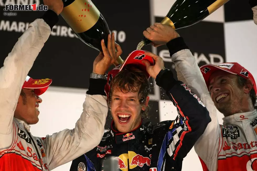 Foto zur News: Gulf News (Abu Dhabi): "Glaube an sich selbst ist der Schlüssel - Vettel. Der frisch gekrönte Weltmeister ist nach einer mitreißenden Formel-1-Saison stolz auf das, was er erreicht hat. Vettel bleibt der König von Yas Marina. Der aufregende Sieg des jungen Deutschen komplettiert das große Double für Red Bull."