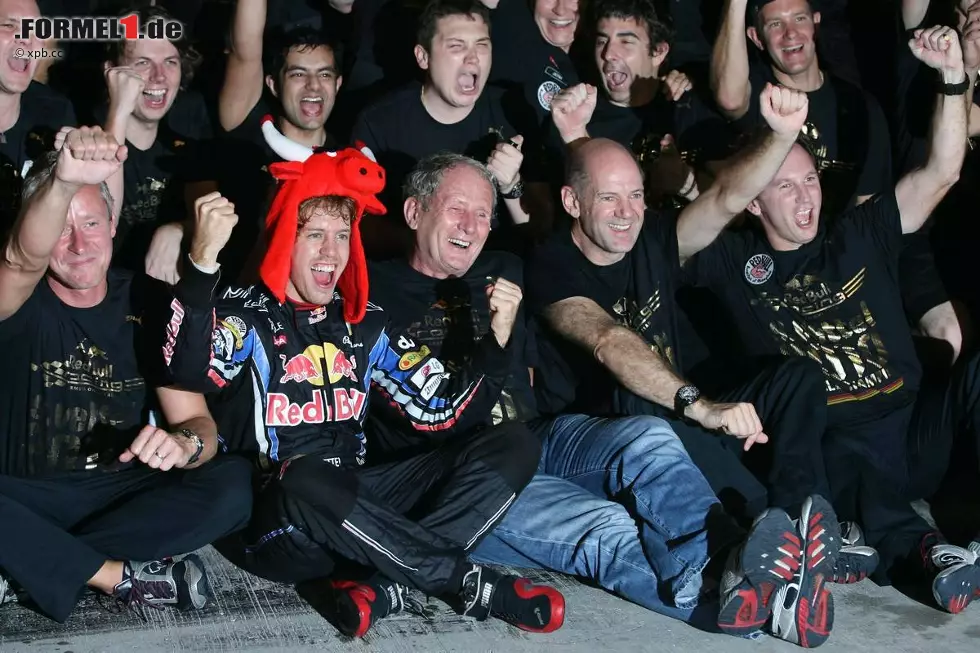 Daily Mirror (Großbritannien): "Sebastian 'The Boy Racer'. Vettel tauchte als Gigant der Formel 1 aus dem Schatten der Dämmerung von Abu Dhabi auf - er ist ihr neuer Herrscher, und vielleicht wird er es lange bleiben." Foto zur News: Daily Mirror (Großbritannien): "Sebastian 'The Boy Racer'. Vettel tauchte als Gigant der Formel 1 aus dem Schatten der Dämmerung von Abu Dhabi auf - er ist ihr neuer Herrscher, und vielleicht wird er es lange bleiben."