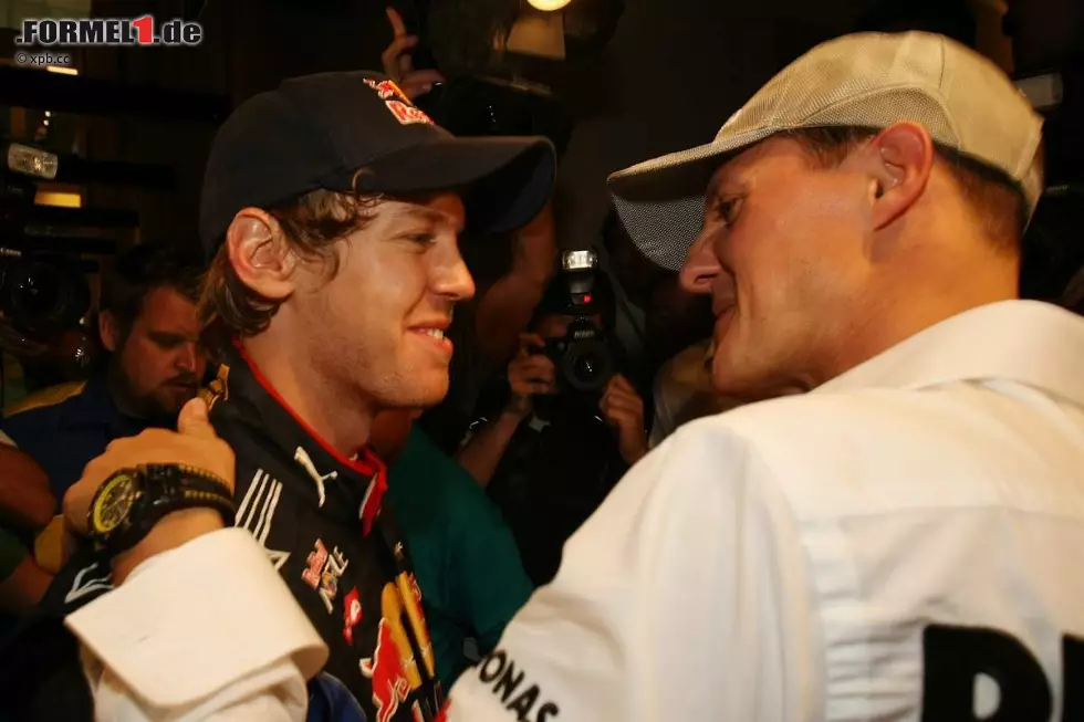 Foto zur News: Daily Mail (Großbritannien): "Vettel hat sich seinen Platz in den F1-Annalen gesichert. Der Baby-Schumi wird &#039;The Man&#039;."