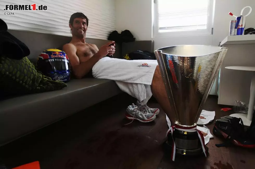 So lässt sich's leben: Mark Webber nach dem Sieg in Monaco samt anschließender Champagnerdusche in seinem Fahrerzimmer in der Red-Bull-Energy-Station. Foto zur News: So lässt sich's leben: Mark Webber nach dem Sieg in Monaco samt anschließender Champagnerdusche in seinem Fahrerzimmer in der Red-Bull-Energy-Station.
