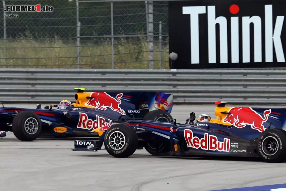 Aber Red Bull erlebte auch Tiefpunkte: Kollision zwischen Mark Webber und Sebastian Vettel in der Türkei - in Führung liegend! Vettel schied aus, Webber rettete immerhin noch den dritten Platz hinter den beiden McLarens ins Ziel. Foto zur News: Aber Red Bull erlebte auch Tiefpunkte: Kollision zwischen Mark Webber und Sebastian Vettel in der Türkei - in Führung liegend! Vettel schied aus, Webber rettete immerhin noch den dritten Platz hinter den beiden McLarens ins Ziel.