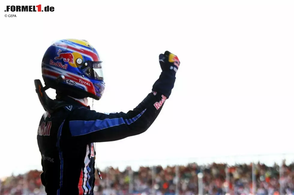 "Not bad for a Number two!" Weil man ihm vor dem Qualifying den einzigen neuen Frontflügel weggenommen und diesen stattdessen beim Teamkollegen montiert hatte, war Mark Webber in Silverstone stinksauer. Am Sonntag gab er jedoch mit dem Sieg beim Grand Prix von Großbritannien auf der Strecke die beste Antwort. Foto zur News: "Not bad for a Number two!" Weil man ihm vor dem Qualifying den einzigen neuen Frontflügel weggenommen und diesen stattdessen beim Teamkollegen montiert hatte, war Mark Webber in Silverstone stinksauer. Am Sonntag gab er jedoch mit dem Sieg beim Grand Prix von Großbritannien auf der Strecke die beste Antwort.
