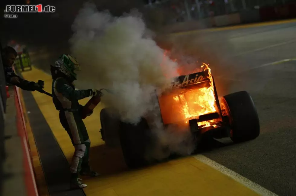 Foto zur News: Diesmal kein "Crashgate", aber Zündstoff hatte das Nachtrennen in Singapur auch dieses Jahr zu bieten - im wahrsten Sinne des Wortes: Heikki Kovalainens Lotus fing am Ende des Rennens Feuer. Beim Löschen legte der Lotus-Pilot selbst Hand an.