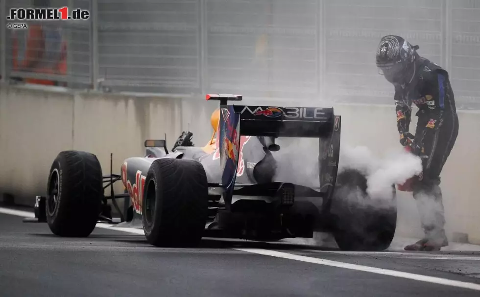 Foto zur News: ... und Sebastian Vettel schied in Führung liegend mit Motorschaden aus. "Ohne all seine Probleme", seufzte Red-Bull-Motorsportkonsulent Helmut Marko, "wäre Sebastian schon längst Weltmeister..."