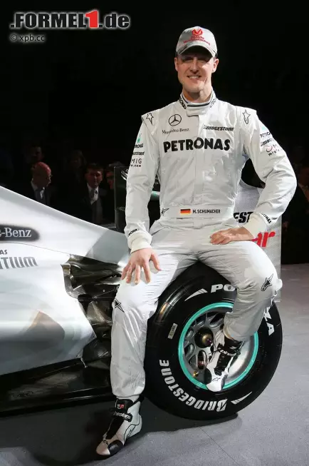 Weihnachtsgeschenk für die deutschen Formel-1-Fans: Am 23. Dezember gab Michael Schumacher sein Comeback bekannt, am 25. Januar wurde er in Stuttgart offiziell als Mercedes-Pilot präsentiert! Somit schließt sich ein Kreis, denn bereits vor seiner Grand-Prix-Karriere war Schumacher in der Sportwagen-WM mit Stern auf der Motorhaube erfolgreich. Foto zur News: Weihnachtsgeschenk für die deutschen Formel-1-Fans: Am 23. Dezember gab Michael Schumacher sein Comeback bekannt, am 25. Januar wurde er in Stuttgart offiziell als Mercedes-Pilot präsentiert! Somit schließt sich ein Kreis, denn bereits vor seiner Grand-Prix-Karriere war Schumacher in der Sportwagen-WM mit Stern auf der Motorhaube erfolgreich.