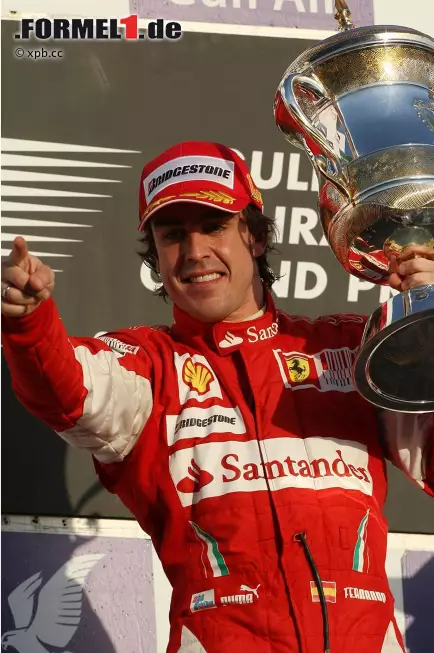 Fantastico, Fernando! Genau wie Kimi Räikkönen 2007 gewinnt auch Fernando Alonso seinen ersten Grand Prix auf Ferrari - aber im Gegensatz zum "Iceman" wurde er nicht Weltmeister. Foto zur News: Fantastico, Fernando! Genau wie Kimi Räikkönen 2007 gewinnt auch Fernando Alonso seinen ersten Grand Prix auf Ferrari - aber im Gegensatz zum "Iceman" wurde er nicht Weltmeister.