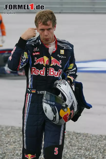 Nach der Türkei kamen bei Red Bull erstmals interne Risse auf. Vettel sah in Webber den Schuldigen, der sah es naturgemäß genau umgekehrt - und das Team fiel Webber in den Rücken, obwohl der praktisch alle Experten im Fahrerlager auf seiner Seite hatte. Später wurde bei einem Krisengipfel in Milton Keynes die Friedenspfeife geraucht. Foto zur News: Nach der Türkei kamen bei Red Bull erstmals interne Risse auf. Vettel sah in Webber den Schuldigen, der sah es naturgemäß genau umgekehrt - und das Team fiel Webber in den Rücken, obwohl der praktisch alle Experten im Fahrerlager auf seiner Seite hatte. Später wurde bei einem Krisengipfel in Milton Keynes die Friedenspfeife geraucht.