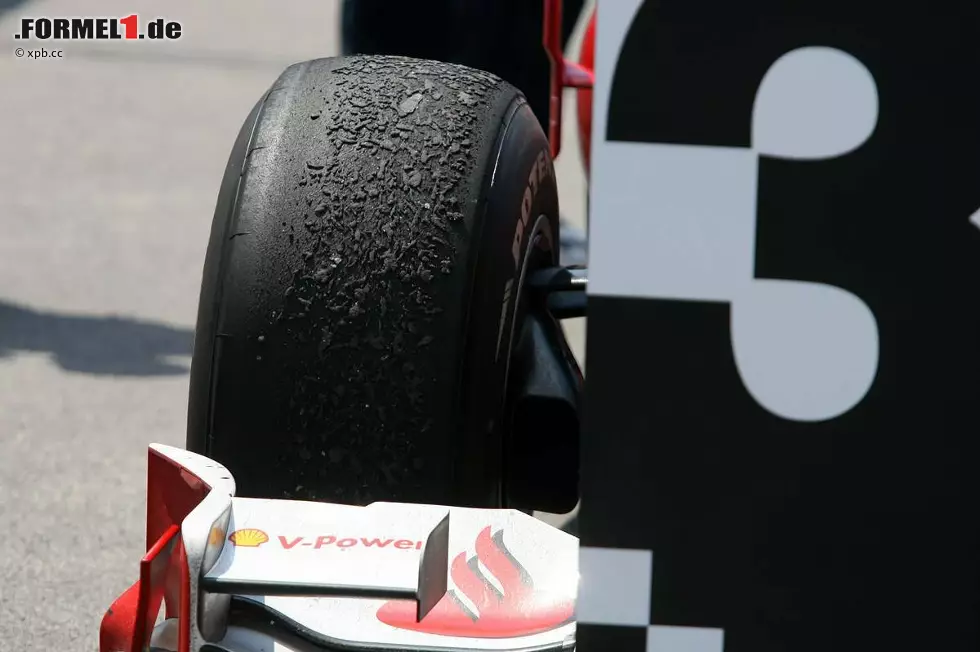 Der Grand Prix von Kanada wurde zur wahren Reifenschlacht, Graining (Körnen, entsteht durch zu hohe Temperatur der Lauffläche bei zu niedriger Temperatur des inneren Gummis) der Bridgestone-Pneus brachte das Rennen völlig durcheinander. Fernando Alonso fuhr mit diesen Reifen als Dritter auf das Podium. Foto zur News: Der Grand Prix von Kanada wurde zur wahren Reifenschlacht, Graining (Körnen, entsteht durch zu hohe Temperatur der Lauffläche bei zu niedriger Temperatur des inneren Gummis) der Bridgestone-Pneus brachte das Rennen völlig durcheinander. Fernando Alonso fuhr mit diesen Reifen als Dritter auf das Podium.