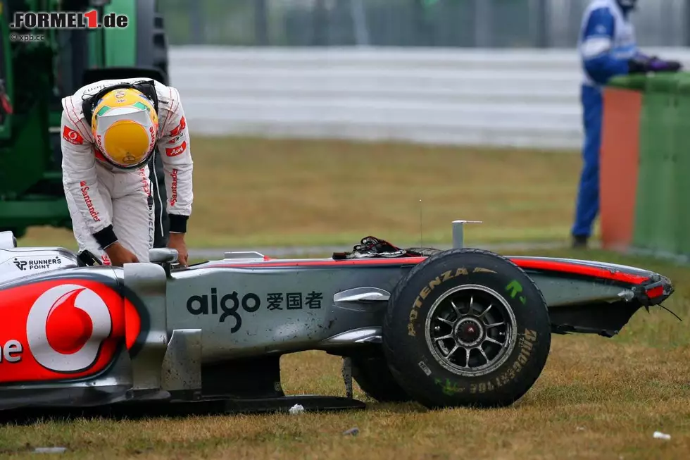 Lewis Hamiltons Trainingscrash beim Grand Prix von Deutschland war der Anfang einer vermehrten Fehlerhäufigkeit beim McLaren-Piloten. "Ungefähr ab meinem Ausfall in Monza verlor ich die Kontrolle über die Situation", sollte er später analysieren. Foto zur News: Lewis Hamiltons Trainingscrash beim Grand Prix von Deutschland war der Anfang einer vermehrten Fehlerhäufigkeit beim McLaren-Piloten. "Ungefähr ab meinem Ausfall in Monza verlor ich die Kontrolle über die Situation", sollte er später analysieren.