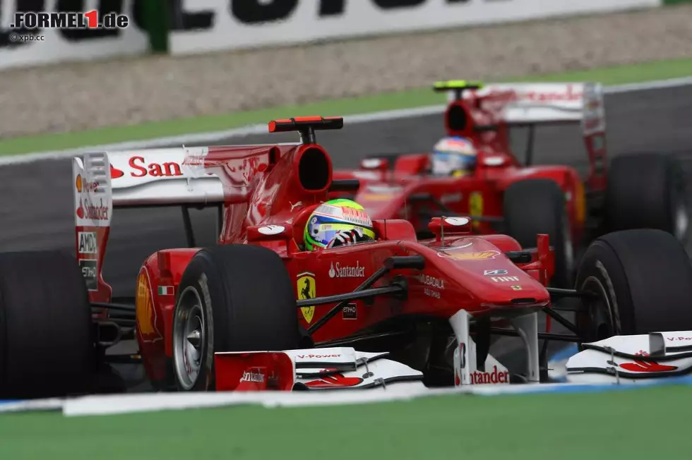 Grand Prix von Deutschland in Hockenheim: Felipe Massa führte das Rennen an - und machte plötzlich für Fernando Alonso Platz, ließ seinen Teamkollegen überholen. "Fernando is faster than you. Do you understand this Message?", hatte Massas Renningenieur Rob Smedley zuvor gefunkt - und sich später entschuldigt: "Sorry!" Ferrari kostete der Regelverstoß 100.000 US-Dollar, aber keine Punkte. Foto zur News: Grand Prix von Deutschland in Hockenheim: Felipe Massa führte das Rennen an - und machte plötzlich für Fernando Alonso Platz, ließ seinen Teamkollegen überholen. "Fernando is faster than you. Do you understand this Message?", hatte Massas Renningenieur Rob Smedley zuvor gefunkt - und sich später entschuldigt: "Sorry!" Ferrari kostete der Regelverstoß 100.000 US-Dollar, aber keine Punkte.
