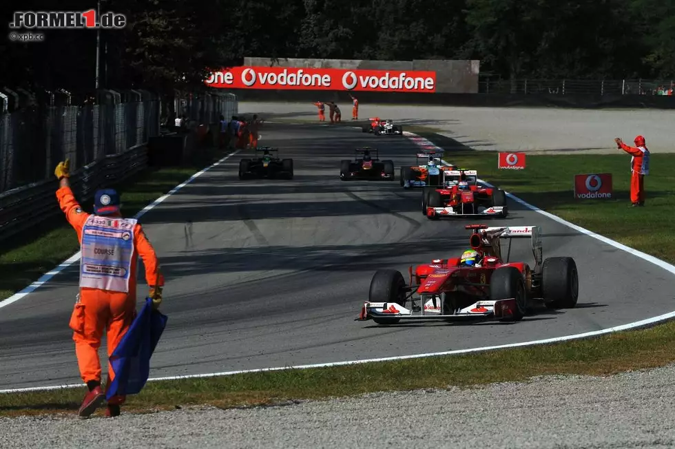Bravissimo, Ferrari! Fernando Alonso setzte in der zweiten Saisonhälfte zu einer sensationellen Aufholjagd an und gewann unter anderem den Ferrari-Grand-Prix in Monza. Spätestens jetzt war der Spanier wieder mittendrin im Titelkampf - und sagte vor lauter Emotionen: "Ich bin bei Ferrari so glücklich wie noch nie!" Foto zur News: Bravissimo, Ferrari! Fernando Alonso setzte in der zweiten Saisonhälfte zu einer sensationellen Aufholjagd an und gewann unter anderem den Ferrari-Grand-Prix in Monza. Spätestens jetzt war der Spanier wieder mittendrin im Titelkampf - und sagte vor lauter Emotionen: "Ich bin bei Ferrari so glücklich wie noch nie!"