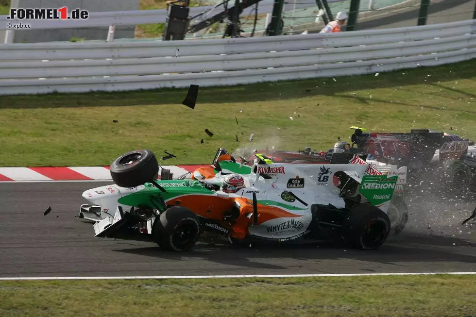 Nach Mark Webbers Salto in Valencia vielleicht der spektakulärste Crash der Saison: Ein übermotivierter Felipe Massa räumte in der ersten Kurve in Suzuka Vitantonio Liuzzi ab. Bitter für den Italiener, der sein Force-India-Cockpit voraussichtlich an Paul di Resta verlieren wird. Foto zur News: Nach Mark Webbers Salto in Valencia vielleicht der spektakulärste Crash der Saison: Ein übermotivierter Felipe Massa räumte in der ersten Kurve in Suzuka Vitantonio Liuzzi ab. Bitter für den Italiener, der sein Force-India-Cockpit voraussichtlich an Paul di Resta verlieren wird.