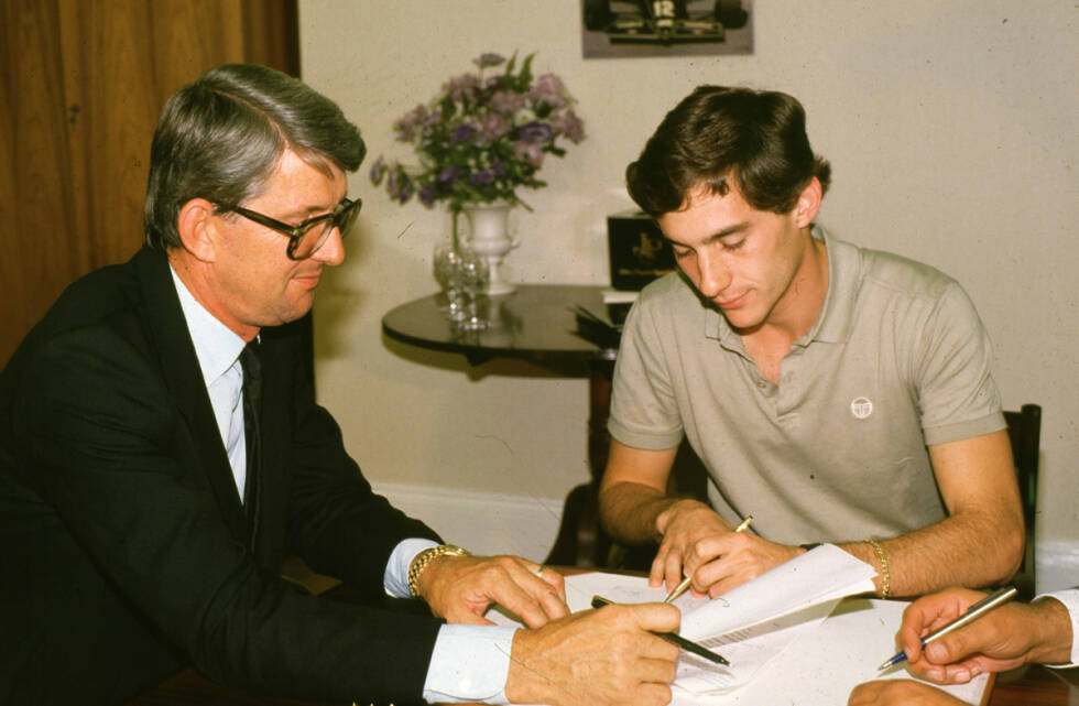 Foto zur News: Nach seinem Auftritt in Monaco erhält Senna ein Vertragsangebot von Lotus-Teamchef Peter Warr für die kommende Saison 1985. Weil er ja eigentlich noch Vertrag bei Toleman hat, kaufte ihn sein Vater, ein Großgrundbesitzer aus Sao Paulo, einige Monate später aus dem Kontrakt frei, um seinem Sohn den Wechsel zum damaligen Topteam zu ermöglichen.
