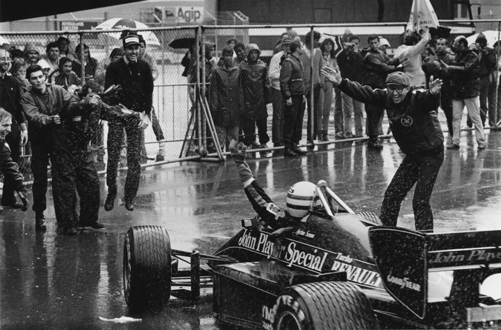 Foto zur News: Die Legende von &quot;Magic&quot; Senna wird im Regen von Estoril 1985 geboren: In seinem zweiten Rennen für Lotus feiert der Brasilianer seinen ersten Sieg. In seiner Karriere wird er anschließend noch 40-mal ganz oben auf dem Podium stehen.