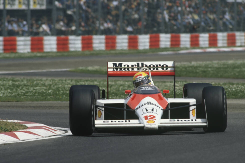 Foto zur News: Senna stellt seinen Teamkollegen Alain Prost 1988 vom Speed her in den Schatten und gewinnt gleich seinen zweiten Grand Prix in Imola. Das Verhältnis zwischen den beiden extrem konkurrenzfähigen Piloten ist anfangs noch harmonisch. Erst nach und nach kommen Spannungen auf ...