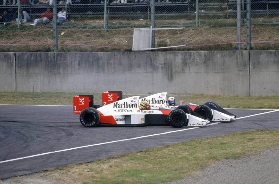 Foto zur News: Die Kollision des Jahrhunderts: Senna muss in Suzuka 1989 gewinnen, wenn er im WM-Rennen bleiben will - und attackiert den führenden Prost aus fast aussichtsloser Position. Der Franzose macht die Tür zu und provoziert eine Kollision - wissend, dass er Weltmeister ist, wenn beide ausscheiden. Der Kalte Krieg zwischen Senna und Prost erreichte einen absoluten Höhepunkt.