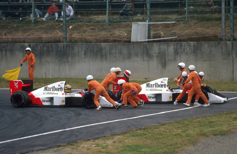 Foto zur News: Die Streckenposten schieben Prost zur Seite, während Senna weiterfährt und das Rennen nach einem Reparaturstopp noch gewinnt. Doch der Sieg wird ihm aberkannt - weil er die Strecke abgekürzt haben soll. Senna vermutet eine Verschwörung zwischen Prost und dem französischen FISA-Präsident Jean-Marie Balestre.