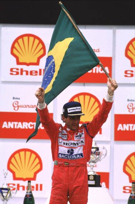 Foto zur News: Einer der emotionalsten Triumphe: Senna bezwingt in Interlagos 1991 nicht nur die Konkurrenz, sondern auch sein defektes Getriebe, quält sich unter immensen körperlichen Anstrengungen ins Ziel und feiert den ersten Sieg auf seiner Heimstrecke.