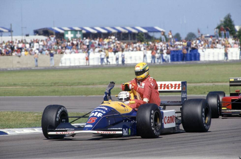 Foto zur News: Eine Szene für die Ewigkeit: Nigel Mansell nimmt seinen Rivalen Senna 1991 in Silverstone auf seinem Auto mit. Trotzdem feiert Senna am Ende der Saison seine dritte und letzte Weltmeisterschaft - klar vor dem Briten.