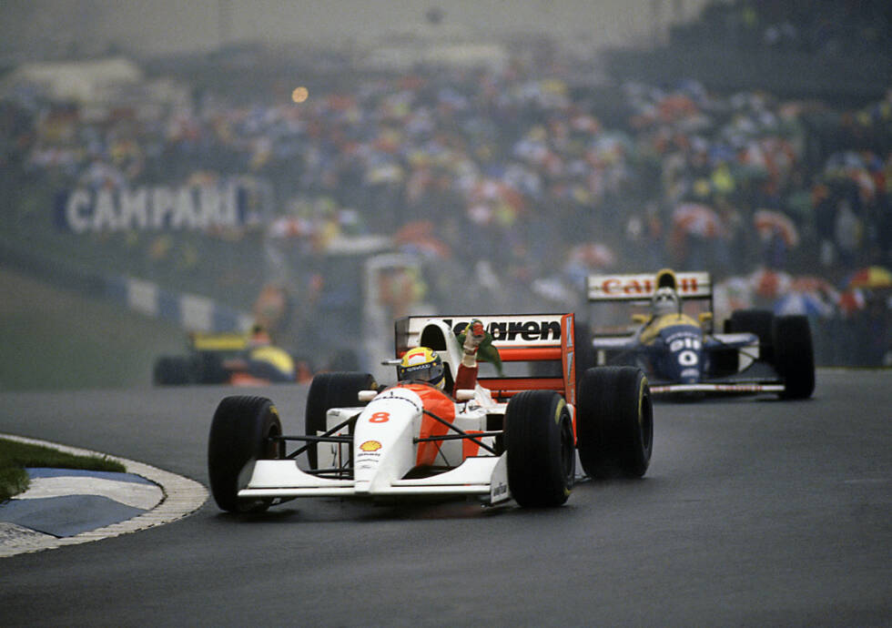 Foto zur News: Donington 1993, Sennas vielleicht bestes Rennen: Gleich in der ersten Runde überholt der McLaren-Pilot vier Autos und geht in Führung. Die technisch überlegenen Williams-Boliden haben gegen das fahrerische Ausnahmetalent nicht den Hauch einer Chance. Wegen des ständig wechselnden Wetters wechselt die Konkurrenz bis zu siebenmal die Reifen, Senna kommt lediglich viermal an die Box und gewinnt das Rennen schließlich mit großem Vorsprung.