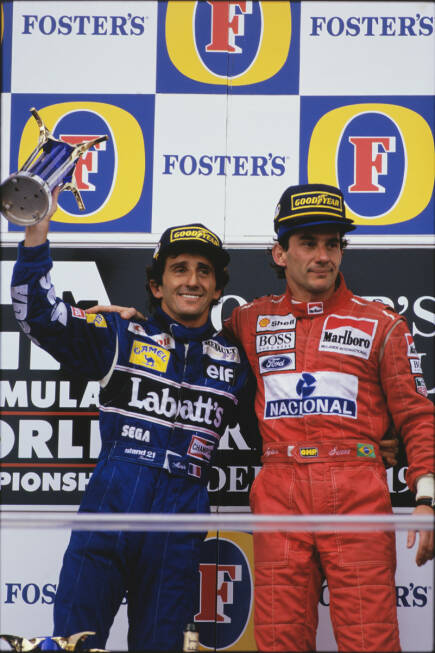 Foto zur News: Beim Saisonfinale 1993 in Adelaide feiert Senna seinen 41. und letzten Grand-Prix-Sieg. Auf dem Podium zeigt er Größe und holt den zweitplatzierten Prost zu sich auf das Siegertreppchen hoch. Prost ist zum vierten Mal Weltmeister und beendete seine Karriere.