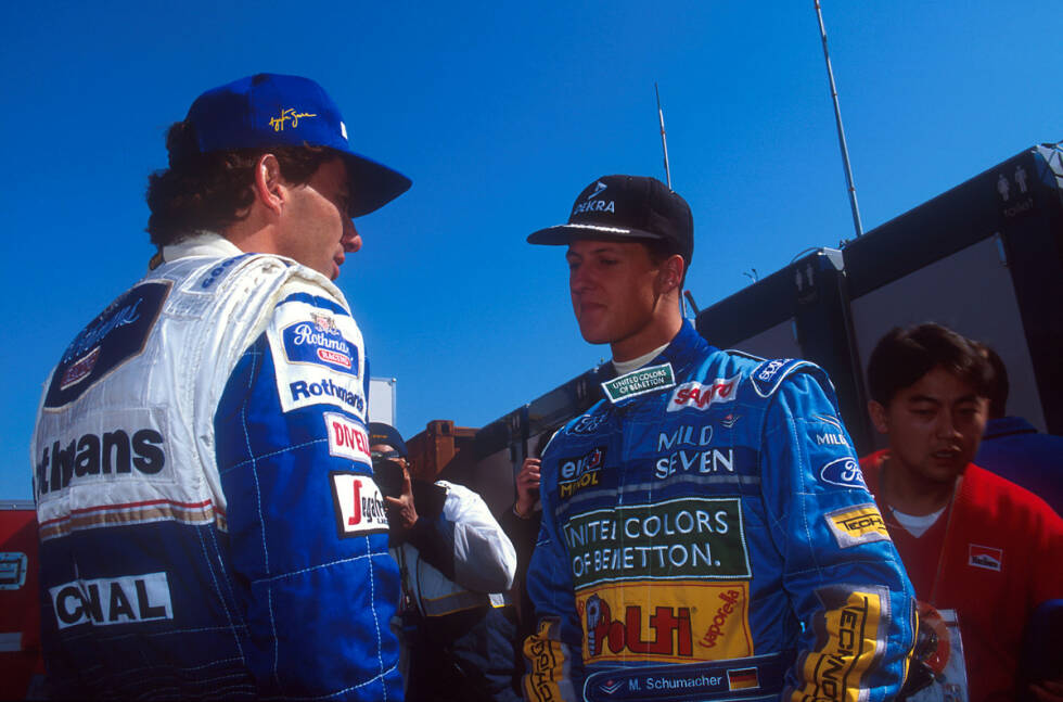 Foto zur News: Mit Michael Schumacher betritt ein neuer Herausforderer die Formel-1-Bühne. Die beiden sind keine Freunde - speziell in Magny-Cours 1992 geraten sie nach einer Kollision aneinander, woraufhin der dreimalige Champion den Jüngling zur Rede stellt. Nun gerät Senna nach zwei Siegen des Deutschen in den ersten beiden Rennen 1994 unter Druck. Noch vor dem Start des dritten Saisonlaufs in Imola reden die beiden miteinander. Wenig später soll Schumacher direkt hinter Senna fahrend Zeuge des großen Unglücks werden.