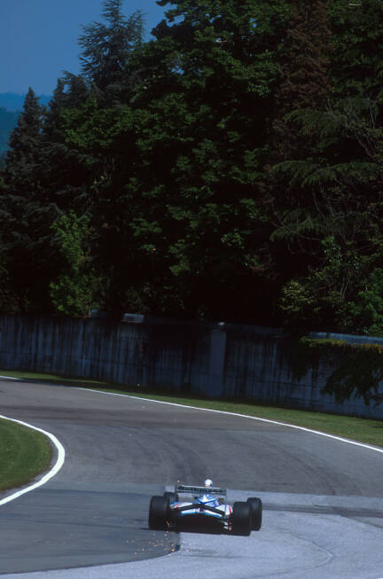 Foto zur News: Die Tragödie am 1. Mai 1994: Senna kommt in Imola nach einer Safety-Car-Phase in Führung liegend von der Strecke ab und schlägt in der Tamburello-Kurve in die Mauer ein. Die schnelle Reaktion der Streckenposten kommt zu spät: Ein gebrochener Querlenker, der sich in Sennas Helm bohrt, soll zu den tödlichen Verletzungen führen.