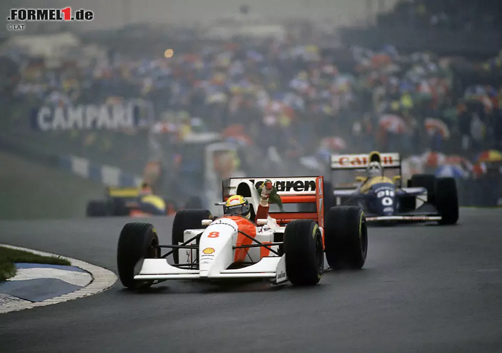 Donington 1993, Sennas vielleicht bestes Rennen: Gleich in der ersten Runde überholt der McLaren-Pilot vier Autos und geht in Führung. Die technisch überlegenen Williams-Boliden haben gegen das fahrerische Ausnahmetalent nicht den Hauch einer Chance. Wegen des ständig wechselnden Wetters wechselt die Konkurrenz bis zu siebenmal die Reifen, Senna kommt lediglich viermal an die Box und gewinnt das Rennen schließlich mit großem Vorsprung. Foto zur News: Donington 1993, Sennas vielleicht bestes Rennen: Gleich in der ersten Runde überholt der McLaren-Pilot vier Autos und geht in Führung. Die technisch überlegenen Williams-Boliden haben gegen das fahrerische Ausnahmetalent nicht den Hauch einer Chance. Wegen des ständig wechselnden Wetters wechselt die Konkurrenz bis zu siebenmal die Reifen, Senna kommt lediglich viermal an die Box und gewinnt das Rennen schließlich mit großem Vorsprung.