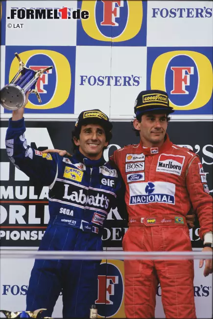 Beim Saisonfinale 1993 in Adelaide feiert Senna seinen 41. und letzten Grand-Prix-Sieg. Auf dem Podium zeigt er Größe und holt den zweitplatzierten Prost zu sich auf das Siegertreppchen hoch. Prost ist zum vierten Mal Weltmeister und beendete seine Karriere. Foto zur News: Beim Saisonfinale 1993 in Adelaide feiert Senna seinen 41. und letzten Grand-Prix-Sieg. Auf dem Podium zeigt er Größe und holt den zweitplatzierten Prost zu sich auf das Siegertreppchen hoch. Prost ist zum vierten Mal Weltmeister und beendete seine Karriere.