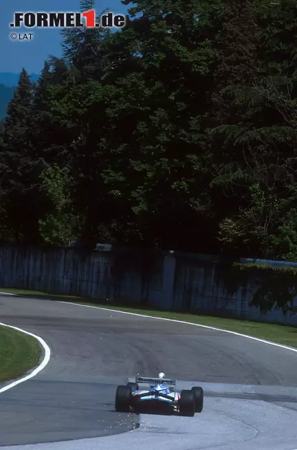 Die Tragödie am 1. Mai 1994: Senna kommt in Imola nach einer Safety-Car-Phase in Führung liegend von der Strecke ab und schlägt in der Tamburello-Kurve in die Mauer ein. Die schnelle Reaktion der Streckenposten kommt zu spät: Ein gebrochener Querlenker, der sich in Sennas Helm bohrt, soll zu den tödlichen Verletzungen führen. Foto zur News: Die Tragödie am 1. Mai 1994: Senna kommt in Imola nach einer Safety-Car-Phase in Führung liegend von der Strecke ab und schlägt in der Tamburello-Kurve in die Mauer ein. Die schnelle Reaktion der Streckenposten kommt zu spät: Ein gebrochener Querlenker, der sich in Sennas Helm bohrt, soll zu den tödlichen Verletzungen führen.