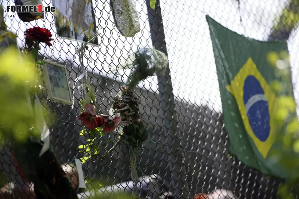 Die Tamburello-Kurve mutiert zu einer Pilgerstätte für Senna-Fans auf der ganzen Welt. Noch heute finden sich Botschaften an der Unfallstelle. Senna wird auf dem Morumbi-Friedhof in seiner Heimatstadt Sao Paulo beigesetzt. Brasilien ruft nach seinem Tod eine dreitägige Staatstrauer aus. Die Beerdigung wird zum stillen Fest für den Abschied eines großen Champions und noch größeren Menschen. Foto zur News: Die Tamburello-Kurve mutiert zu einer Pilgerstätte für Senna-Fans auf der ganzen Welt. Noch heute finden sich Botschaften an der Unfallstelle. Senna wird auf dem Morumbi-Friedhof in seiner Heimatstadt Sao Paulo beigesetzt. Brasilien ruft nach seinem Tod eine dreitägige Staatstrauer aus. Die Beerdigung wird zum stillen Fest für den Abschied eines großen Champions und noch größeren Menschen.