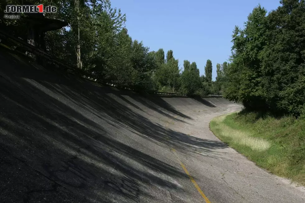 Foto zur News: Hier wird Tradition sichtbar: Der ehrwürdige Königliche Park zu Monza beherbergt immer noch Reste der ehemaligen Rennstrecke samt Steilkurve. Am Asphalt nagt der Zahn der Zeit, aber dennoch kann man das Rennbenzin von früher fast noch riechen.