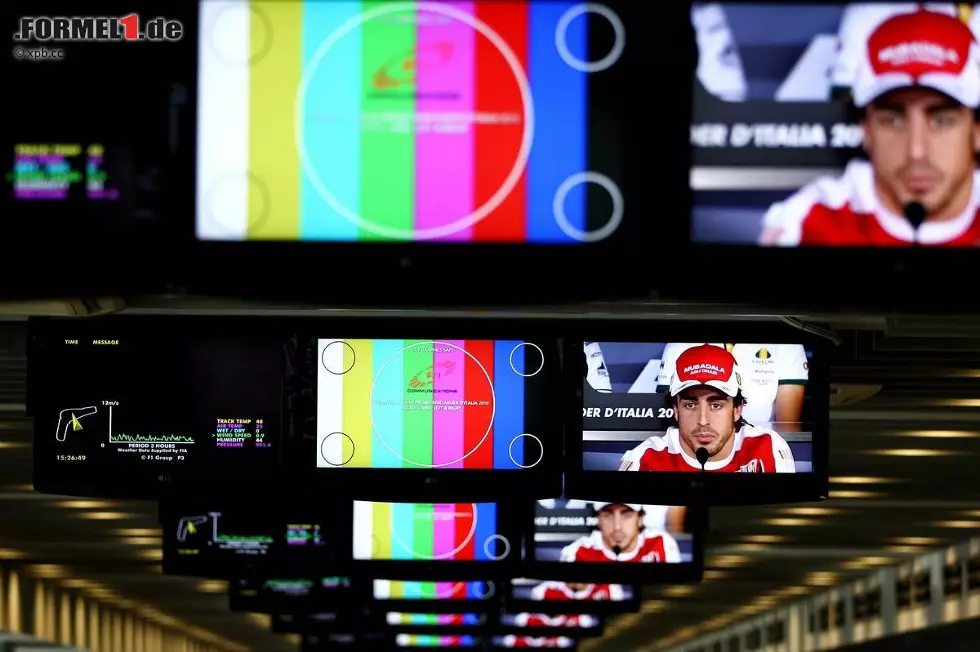 Foto zur News: Alonso hier, Alonso dort. Der Asturier eilte von Pressekonferenz zu Pressekonferenz, wenn er nicht gerade im Auto saß.