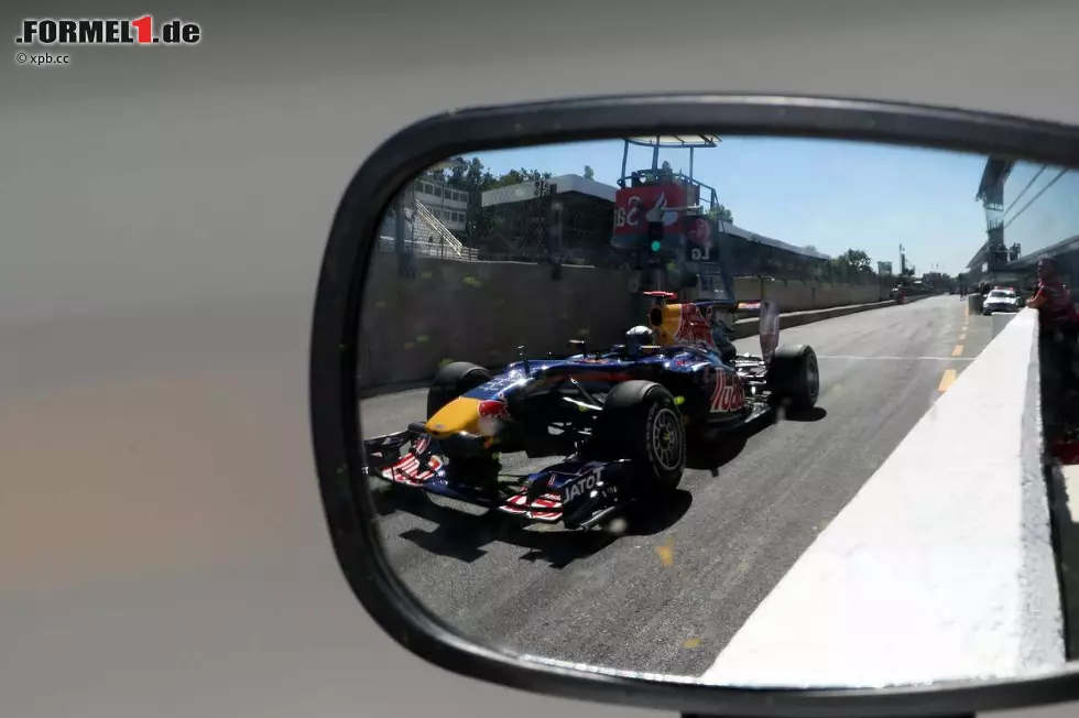 Foto zur News: Rückblickend betrachtet war der Auftritt von Sebastian Vettel in Monza extrem stark. Trotz zwischenzeitlicher technischer Probleme schaffte es der Heppenheimer noch auf Platz vier. Noch viel wichtiger: Er besiegte seinen Red-Bull-Teamrivalen Mark Webber.