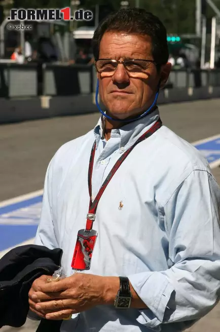 Foto zur News: Ein halber Brite auf Heimaturlaub in Italien. Der englische Fußball-Nationaltrainer Fabio Capello hatte bei seinem Besuch der Formel 1 viel Freude. Zumindest mehr als am englischen Fußball. Auf der Insel bekommt Capello nach vielen mäßigen Leistungen von Rooney und Co. gewaltigen Druck.