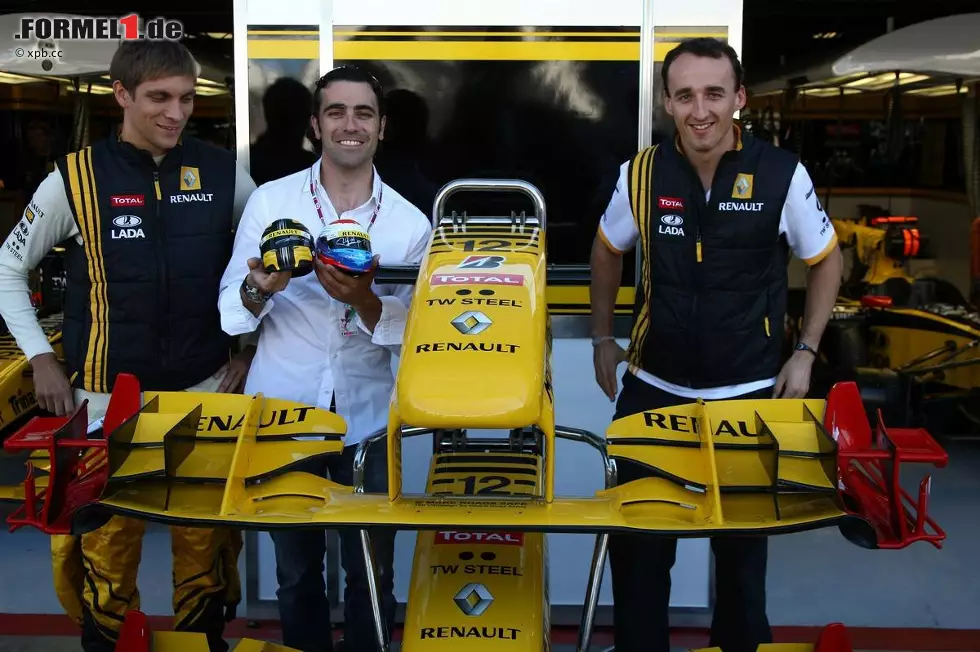 Foto zur News: Prominenter Gast bei Renault: Der zweifache Indy-500-Sieger und IndyCar-Champion Dario Franchitti bekommt Minihelme von Vitaly Petrov und Robert Kubica geschenkt. Franchitti ist der Cousin von Force-India-Testfahrer Paul die Resta. Ihm drückte er am Freitag im Training die Daumen.
